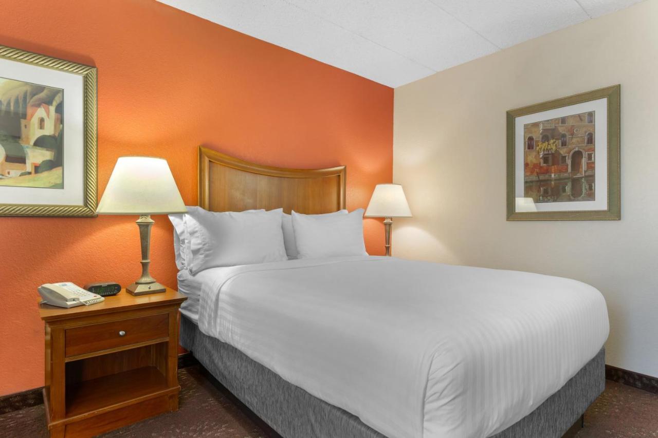 Holiday Inn Express Chicago-Downers Grove By Ihg Exterior photo