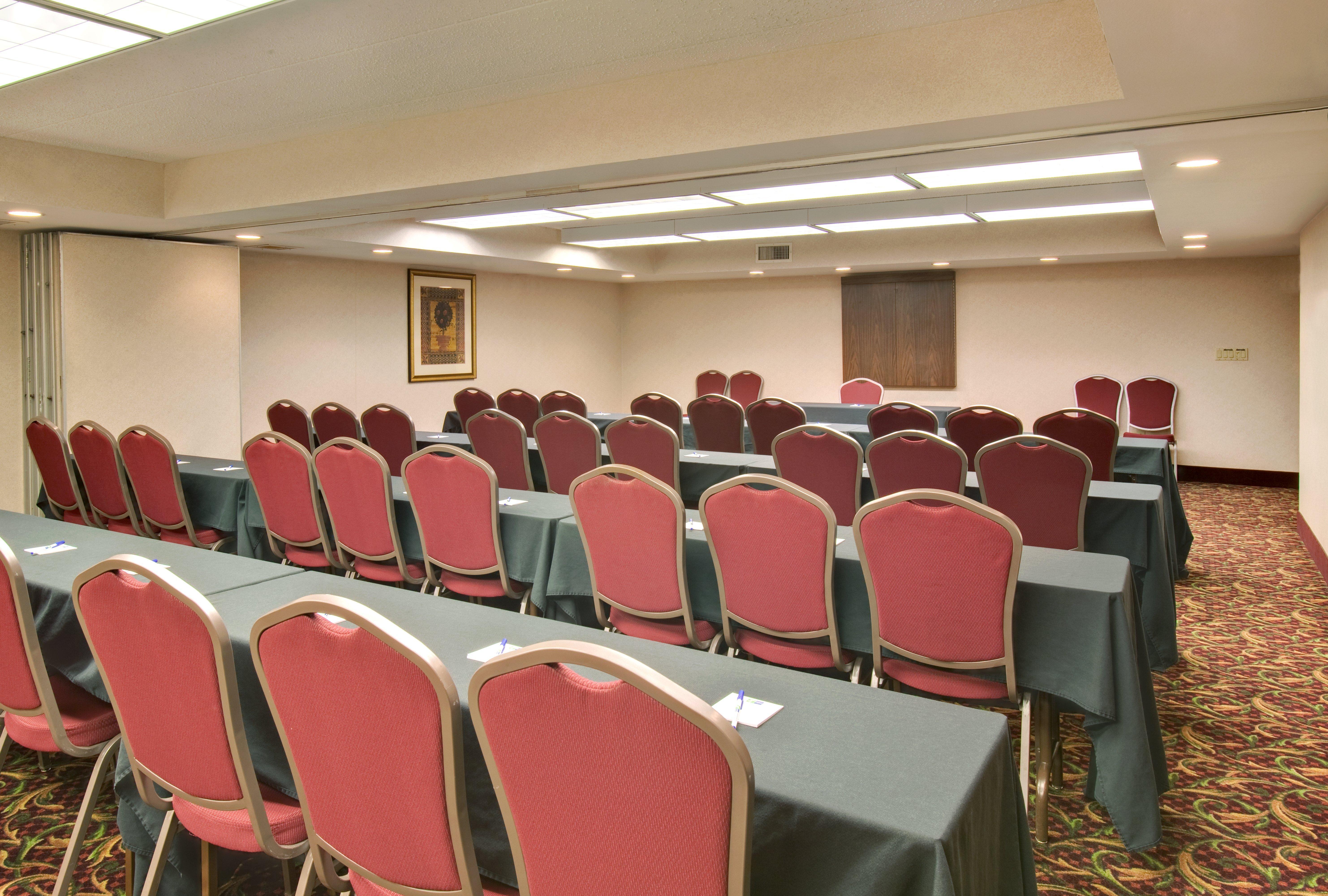 Holiday Inn Express Chicago-Downers Grove By Ihg Facilities photo