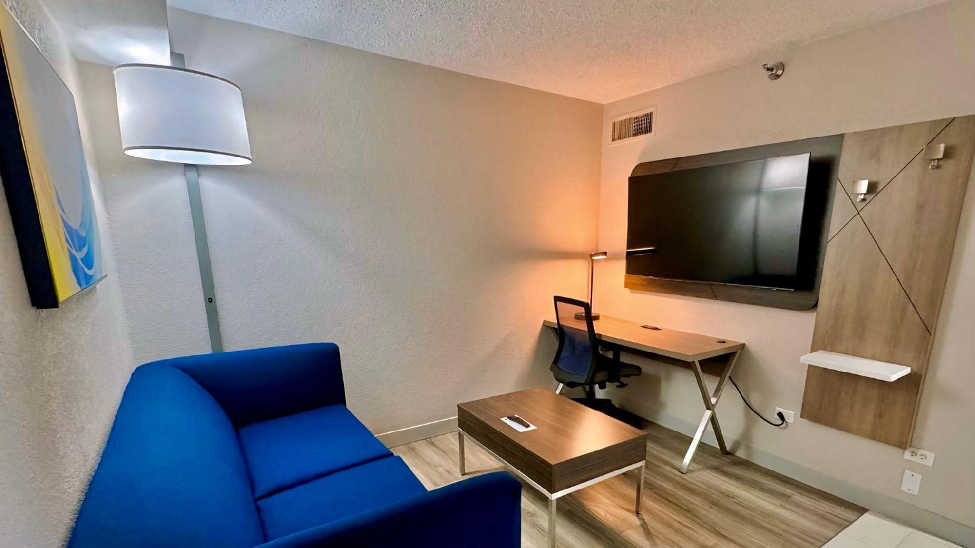 Holiday Inn Express Chicago-Downers Grove By Ihg Exterior photo