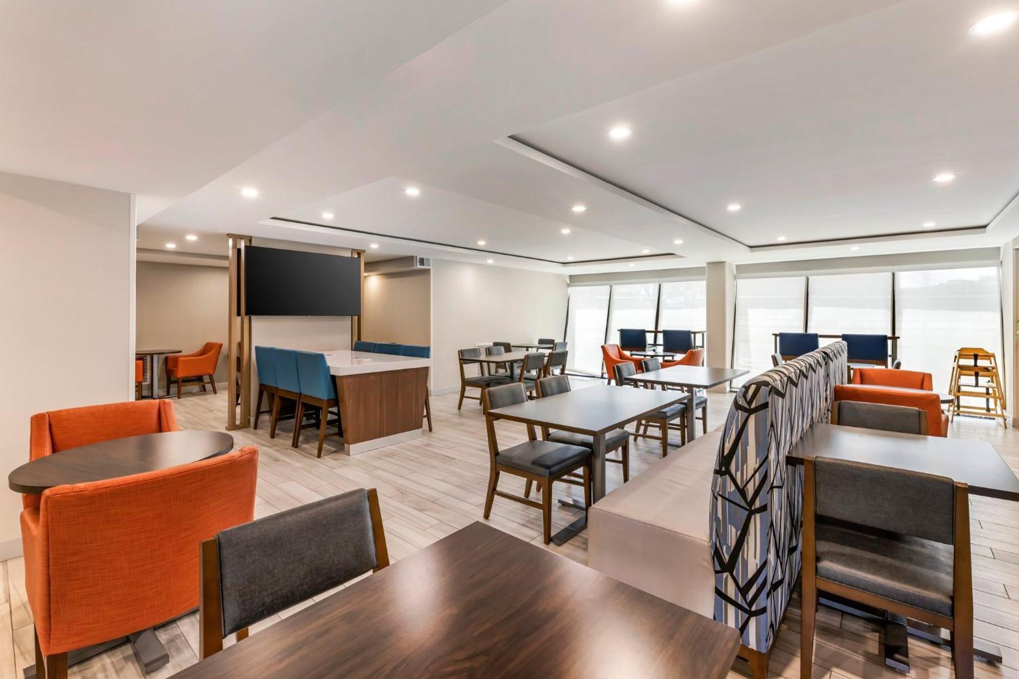 Holiday Inn Express Chicago-Downers Grove By Ihg Exterior photo